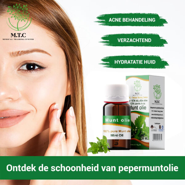 Vrouw gebruikt pepermuntolie voor acne behandeling, hydratatie en verzachting van de huid.