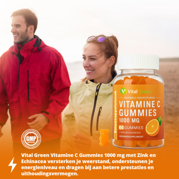 Twee actieve volwassenen op het strand met een pot Vital Green vitamine c gummies 1000 mg met zink en echinacea voor weerstand.
