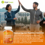 Een sportief koppel geeft een high-five voor een potje Vital Green vitamine c gummies om het immuunsysteem te versterken.
