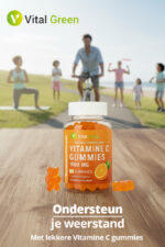Een man op een fiets en zijn gezin op de achtergrond, met een pot Vital Green vitamine c gummies en zink voor weerstand op tafel.