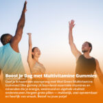 Drie sportieve volwassenen met de handen in de lucht, poserend voor een pot Vital Green multivitamine gummies volwassenen.