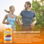 Een lachend koppel dat samen hardloopt in de natuur, met een potje Vital Green multivitamine gummies op de voorgrond.