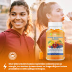 Een lachende vrouw met een sportdrankje, met een pot Vital Green multivitamine supplement gummies en het GMP-keurmerk.