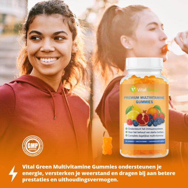 Een lachende vrouw met een sportdrankje, met een pot Vital Green multivitamine supplement gummies en het GMP-keurmerk.